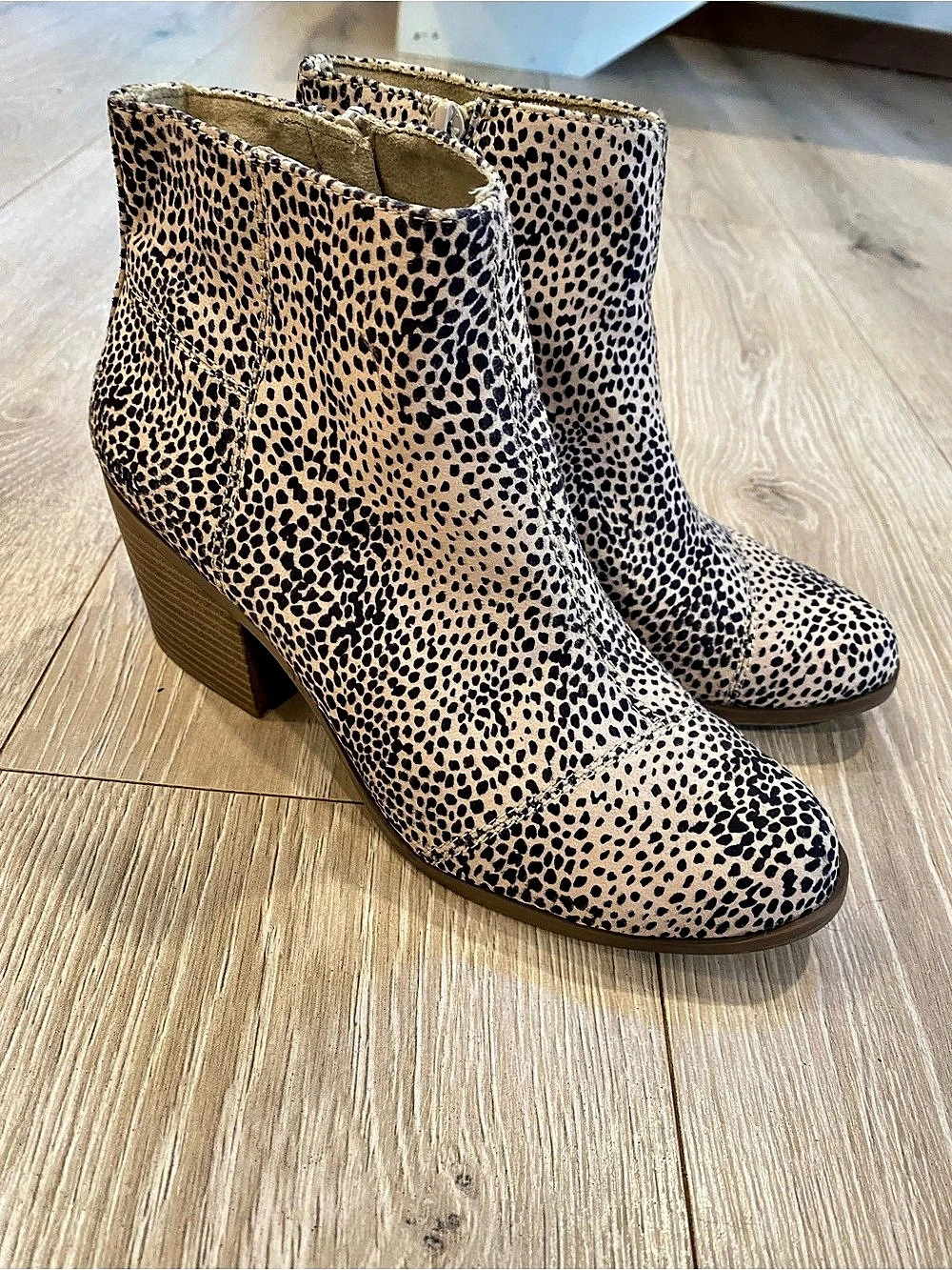 TOMS Desert Wedge Plus Booties Leopard Print Ankle Boots size 8